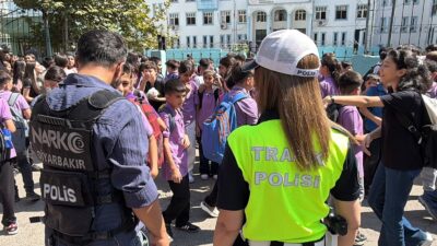 Diyarbakır'da 2026-2027 eğitim öğretim yılının başlamasıyla birlikte polis ekipleri okul