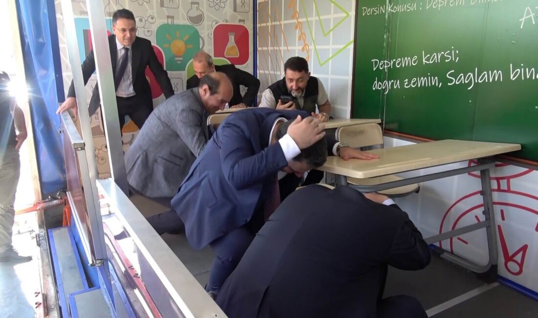 Diyarbakır'da, "Dicle'den Akan Bilim Şenliği"nde düzenlenen deprem similasyonunda 'depremi başlatıyoruz'