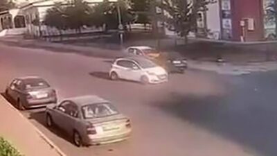 Diyarbakır’ın Kayapınar ilçesinde seyir halindeki otomobilin park halindeki ticari taksiye