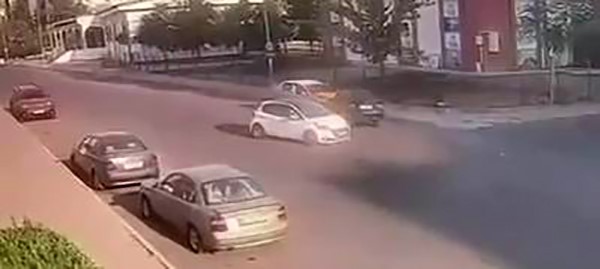 Diyarbakır’ın Kayapınar ilçesinde seyir halindeki otomobilin park halindeki ticari taksiye