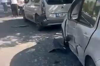 Diyarbakır'ın Bağlar ilçesinde seyir halindeki otomobil park halindeki 4 otomobile