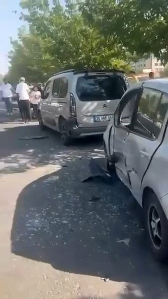 Diyarbakır'ın Bağlar ilçesinde seyir halindeki otomobil park halindeki 4 otomobile