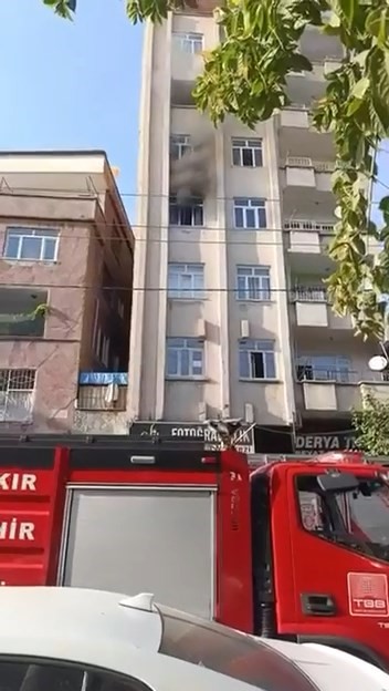Diyarbakır’ın Bağlar ilçesinde bir evde çıkan yangın, ekiplerin müdahalesi ile
