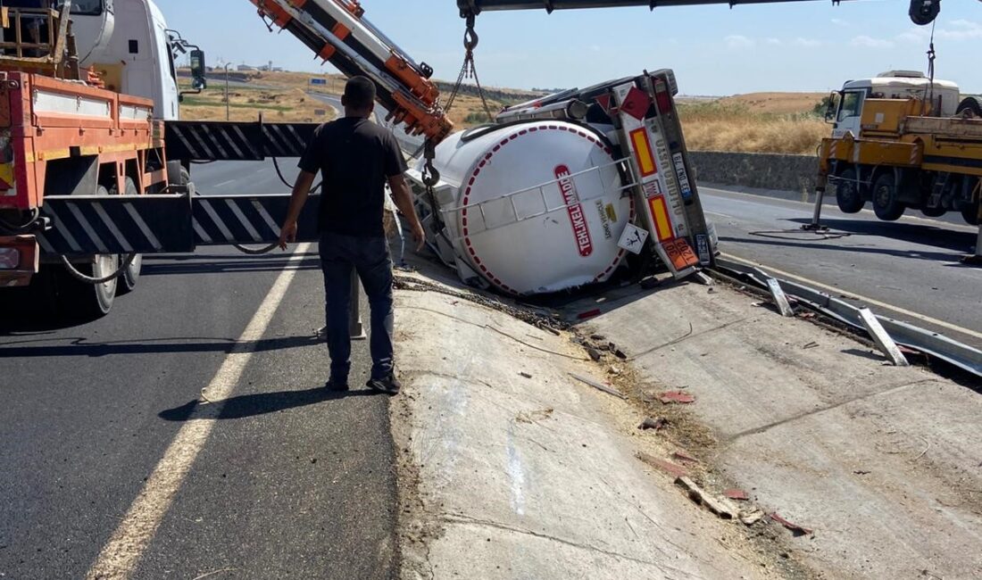 Diyarbakır'ın Çınar ilçesinde akaryakıt tankerinin devrilmesi sonucu sıkışan iki kişinin