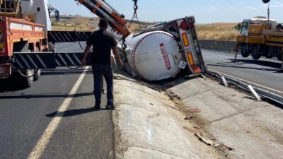 Diyarbakır'ın Çınar ilçesinde akaryakıt tankerinin devrilmesi sonucu sıkışan iki kişinin