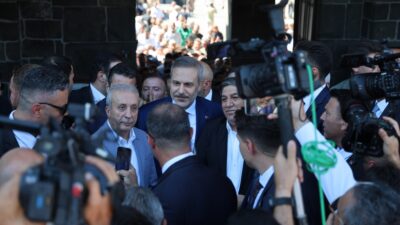Çeşitli ziyaretlerde bulunmak üzere Diyarbakır’a gelen Dışişleri Bakanı Hakan Fidan,