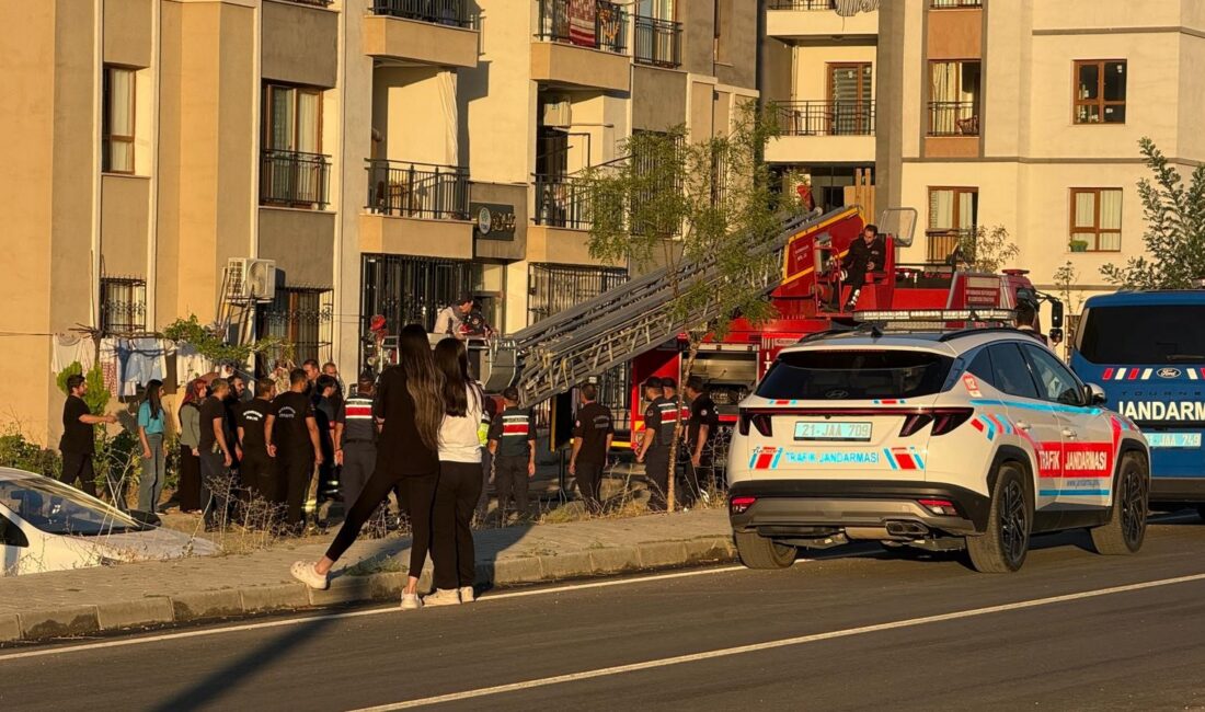 Diyarbakır'ın merkez Bağlar ilçesinde balkondan atlarken asılı kalanda kadın, bir