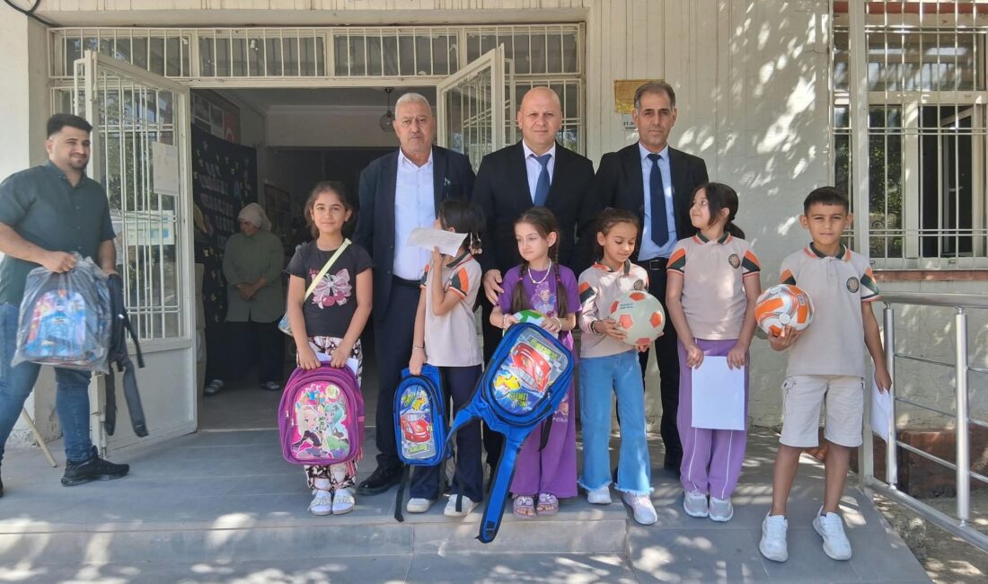 Diyarbakır'ın Çermik ilçesinde 300 öğrenciye okul çantası ve futbol topu