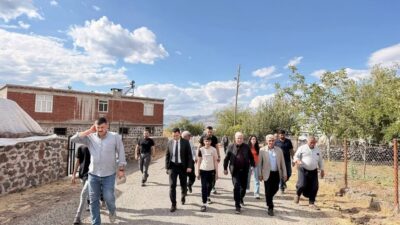 Diyarbakır’ın Çermik ilçesinde yapımı devam eden mahalle yolları denetlendi.
