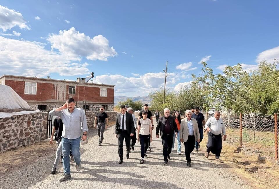 Diyarbakır’ın Çermik ilçesinde yapımı devam eden mahalle yolları denetlendi.
