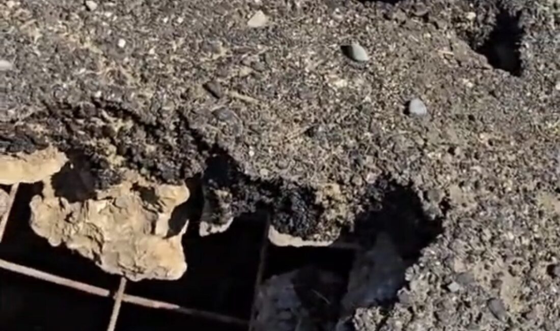 Diyarbakır'ın Çüngüş ilçesi Yukarı Şeyhler Mahalle yolunda oluşan çukurlar sürücü