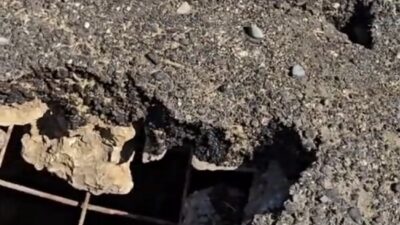 Diyarbakır'ın Çüngüş ilçesi Yukarı Şeyhler Mahalle yolunda oluşan çukurlar sürücü