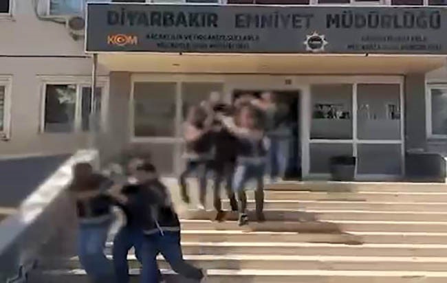 Diyarbakır'da 'Daltonlar' suç örgütüne yönelik düzenlenen operasyonda 8 kişi tutuklandı.
