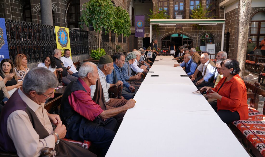 Diyarbakır Büyükşehir Belediyesi Eşbaşkanı Serra Bucak, Dengbêj Evi’nde dengbêjlerle bir
