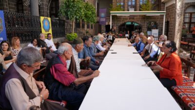 Diyarbakır Büyükşehir Belediyesi Eşbaşkanı Serra Bucak, Dengbêj Evi’nde dengbêjlerle bir
