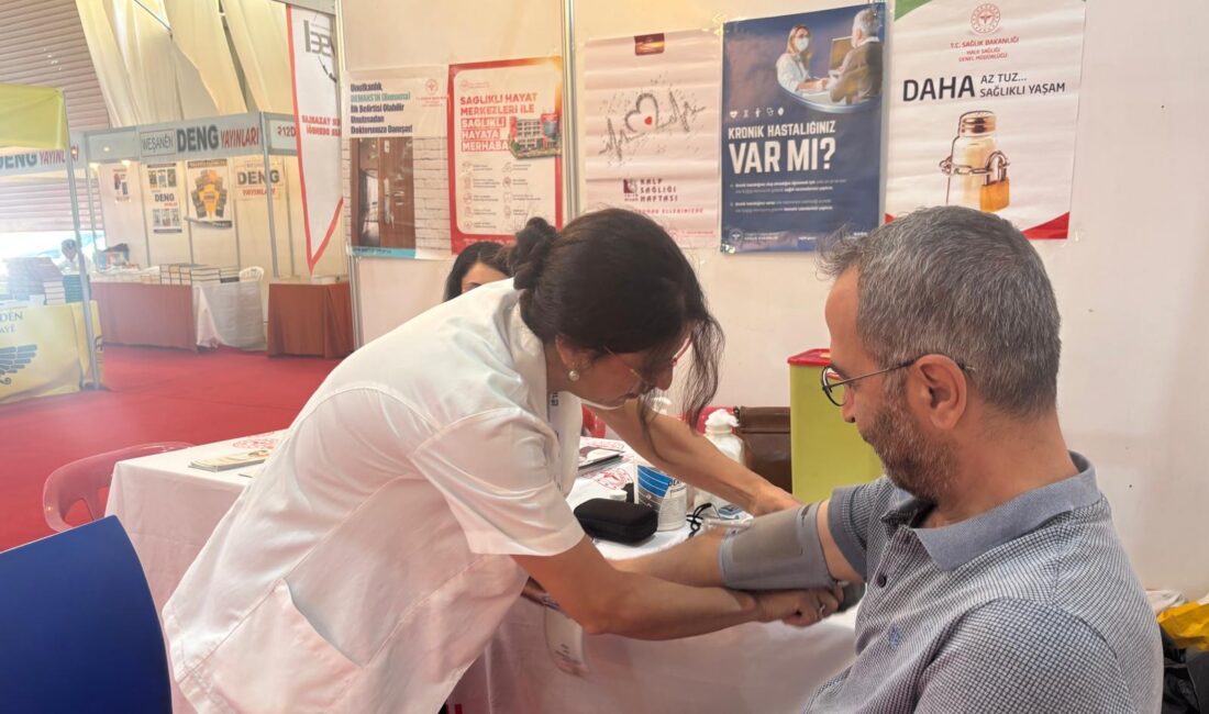 Diyarbakır İl Sağlık Müdürlüğü, Diyarbakır Kitap Fuarı’nda açtığı stantta vatandaşlara