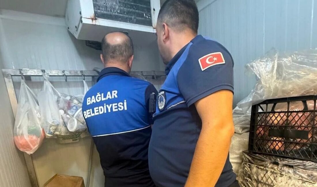 Diyarbakır’ın Bağlar ilçesindeki bir markette, bozulmuş 20 kilogram etlere el