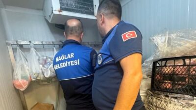 Diyarbakır’ın Bağlar ilçesindeki bir markette, bozulmuş 20 kilogram etlere el