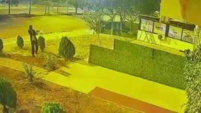 Diyarbakır'da yüzü maskeli şahıs tarafından bir iş yerine düzenlenen silahlı