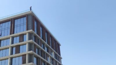 Diyarbakır’da bir kişi, ücretini alamadığı gerekçesiyle çalıştığı inşaatın son katına