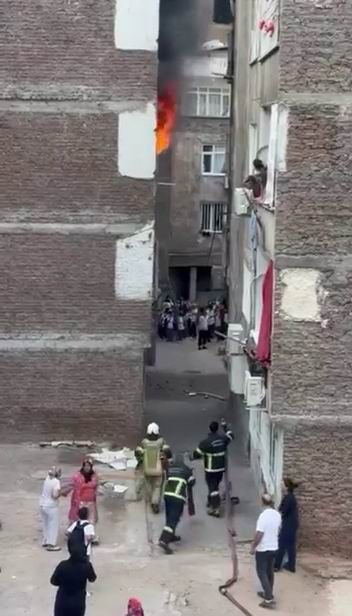 Diyarbakır'ın Sur ilçesinde bir evde çıkan yangın paniğe neden oldu.