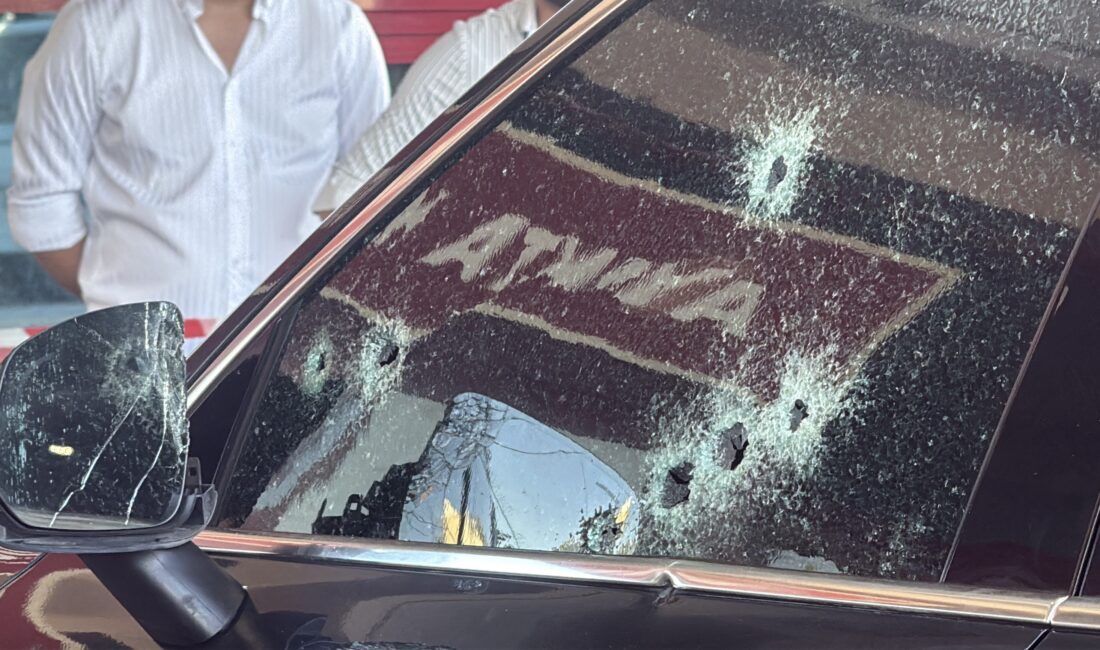 Diyarbakır’ın merkez Yenişehir ilçesinde trafik ışığında duran otomobile düzenlenen silahlı