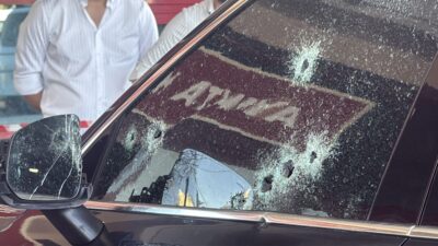 Diyarbakır’ın merkez Yenişehir ilçesinde trafik ışığında duran otomobile düzenlenen silahlı