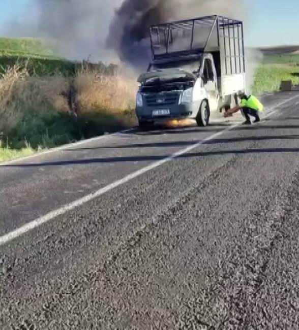Diyarbakır-Hani yolunda seyir halindeki kamyonet alev aldı. Olayda ölen ya