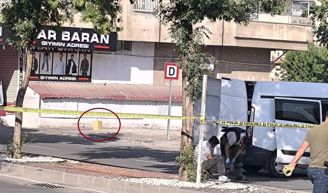 Diyarbakır'ın merkez Bağlar ilçesinde şüpheli paket, güvenlik önlemleri alınarak fünye