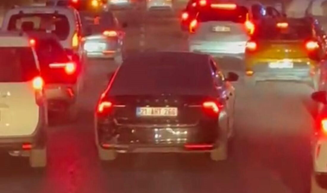 Diyarbakır'da sürücüler vakaya giden itfaiye aracına yol vermek için fermuar