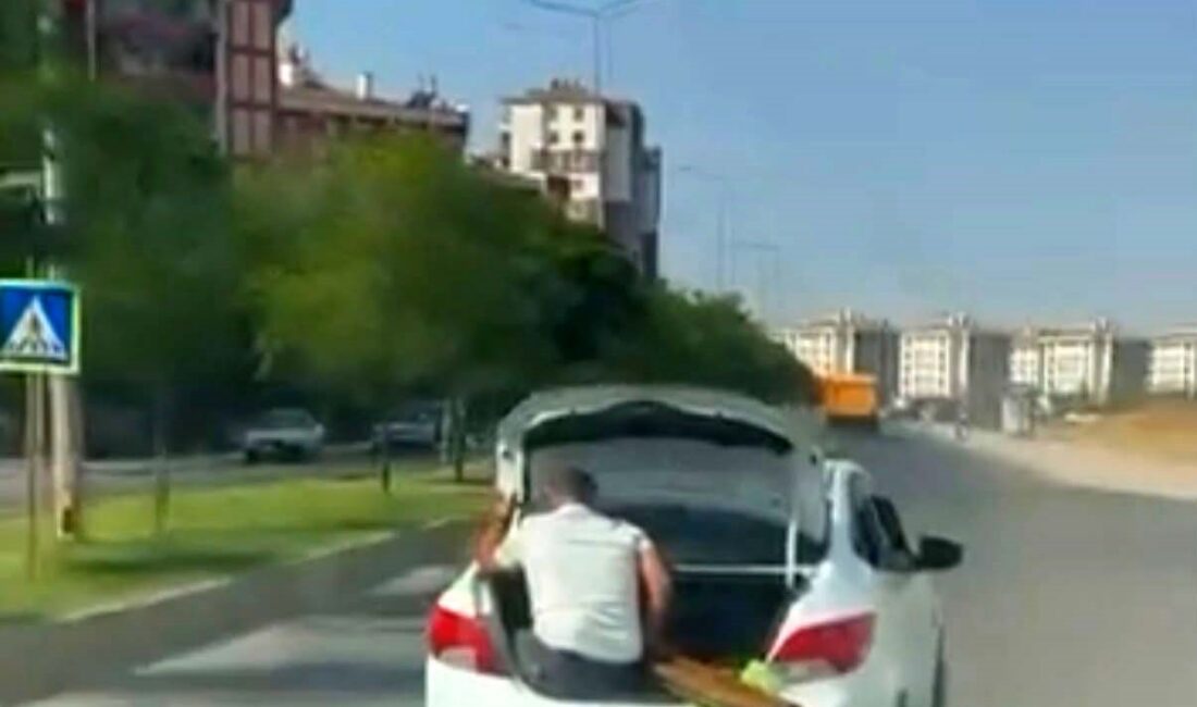 Diyarbakır’ın merkez Yenişehir ilçesinde seyir halindeki otomobillerde tehlikeli yolculuk cep