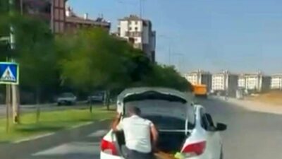 Diyarbakır’ın merkez Yenişehir ilçesinde seyir halindeki otomobillerde tehlikeli yolculuk cep