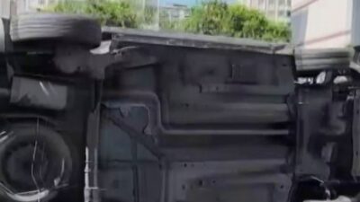 Diyarbakır'da hafif ticari aracın refüje çarpıp yan yatması sonucu meydana