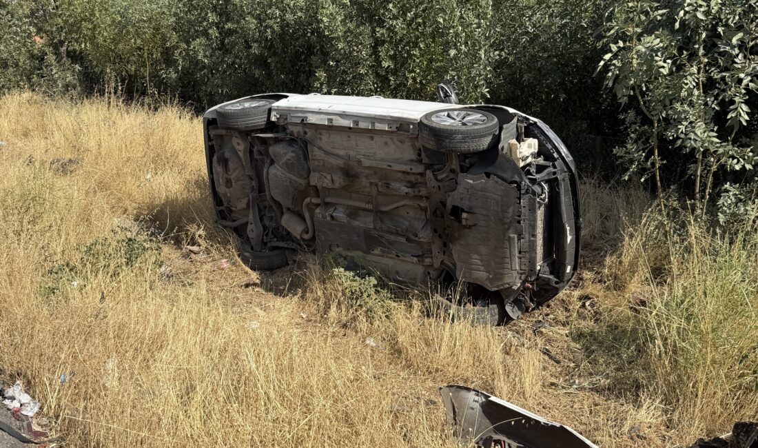 Diyarbakır'ın merkez Bağlar ilçesinde sürücünün virajda direksiyon hakimiyetini kaybettiği otomobil