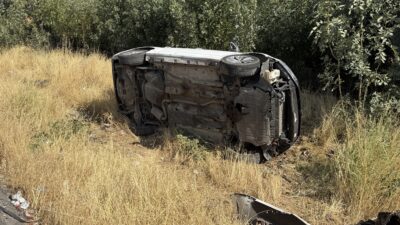 Diyarbakır'ın merkez Bağlar ilçesinde sürücünün virajda direksiyon hakimiyetini kaybettiği otomobil