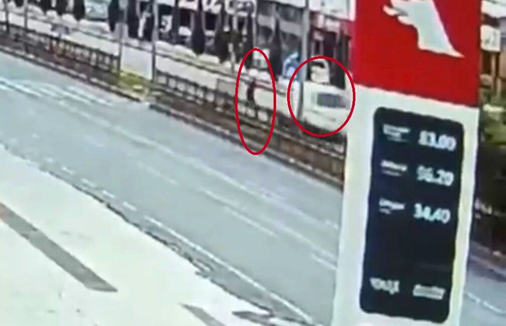 Diyarbakır'ın Yenişehir ilçesinde yolun karşısına geçmeye çalışan şahıs, üstüne gelen
