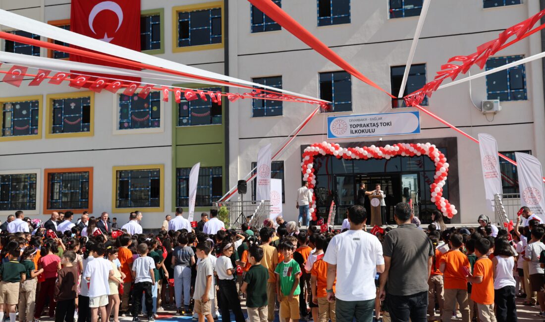 Diyarbakır'ın Bağlar ilçesindeki Topraktaş TOKİ İlkokulu'nda İlköğretim Haftası kutlama programı