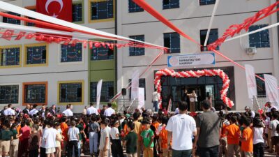 Diyarbakır'ın Bağlar ilçesindeki Topraktaş TOKİ İlkokulu'nda İlköğretim Haftası kutlama programı