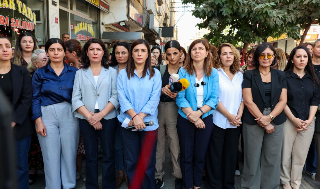 Artan kadın katliamlarını protesto etmek amacıyla yapılan açıklamada konuşan Büyükşehir