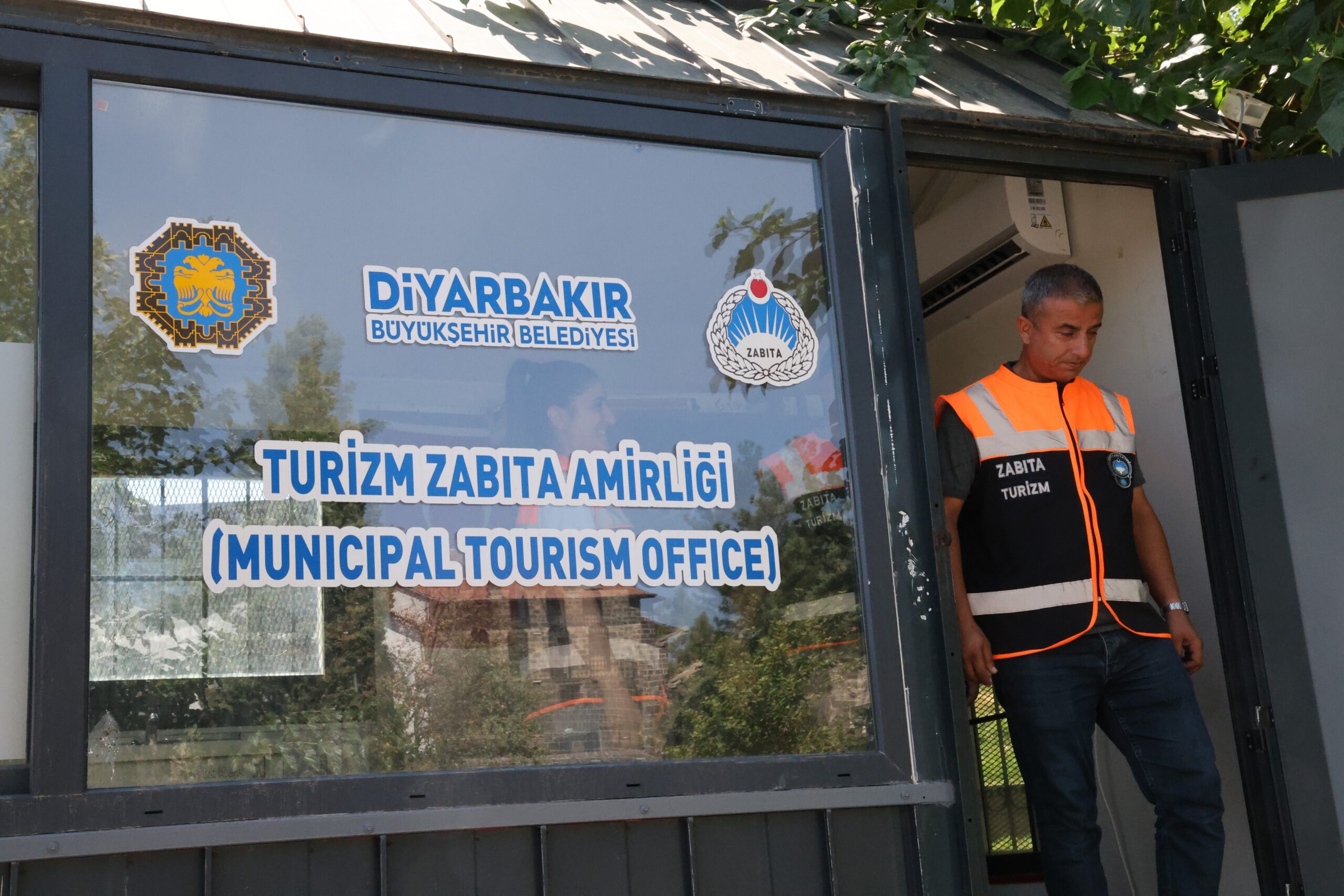 Dünyayı gezmeyi bırakıp bildiği dillerde Diyarbakır'ı anlatmaya başladı