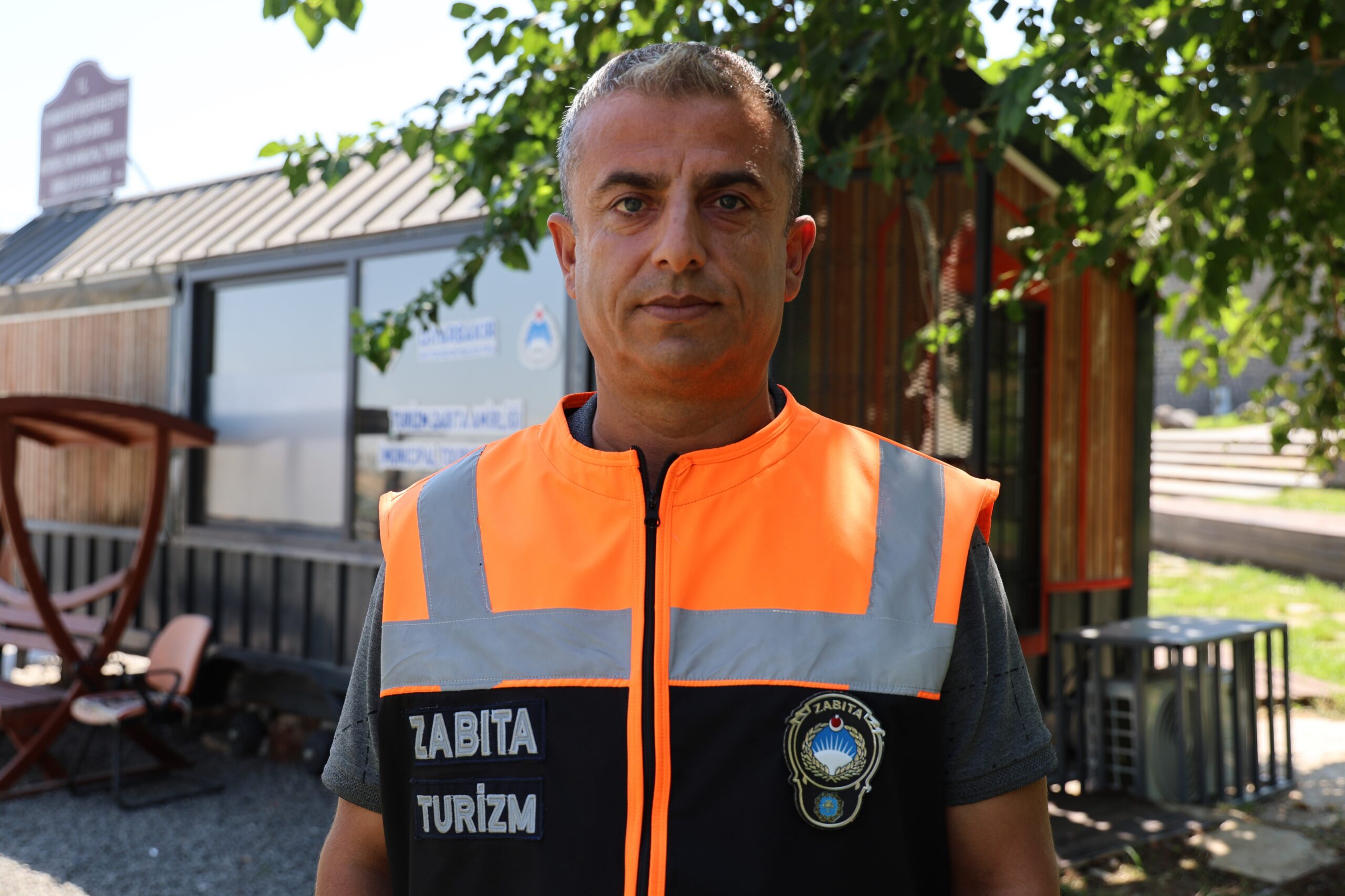 Dünyayı gezmeyi bırakıp bildiği dillerde Diyarbakır'ı anlatmaya başladı