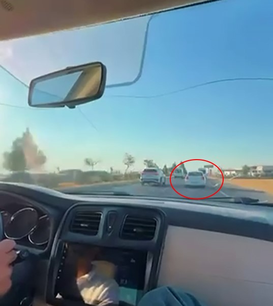 Diyarbakır’da makas atarak ilerleyen sürücü trafiği tehlikeye attı. O anlar