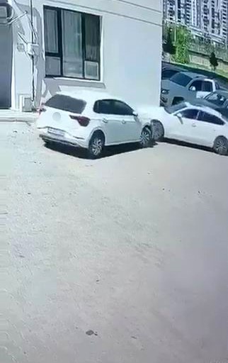 Diyarbakır’ın Kayapınar ilçesinde bulunan bir sitede, direksiyon hakimiyetini kaybeden sürücü