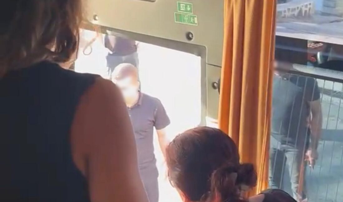 Diyarbakır'ın merkez Yenişehir ilçesinde sağlık personelini taşıyan otobüsün önünü kesen