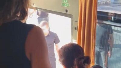 Diyarbakır'ın merkez Yenişehir ilçesinde sağlık personelini taşıyan otobüsün önünü kesen