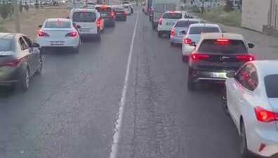 Diyarbakır’da yangın ihbarına giden itfaiye aracı, siren çalarak ilerledi. Bu
