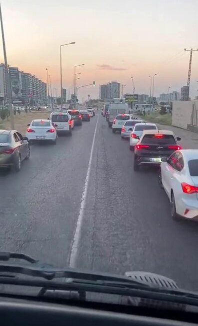 Diyarbakır’da yangın ihbarına giden itfaiye aracı, siren çalarak ilerledi. Bu