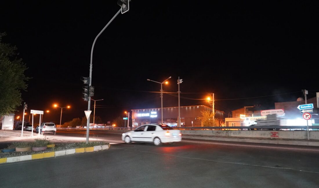 Diyarbakır'ın Bismil ilçesinde yolun karşısına geçmeye çalışan çocuk, otomobil çarpması