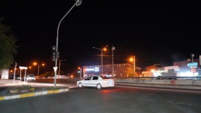 Diyarbakır'ın Bismil ilçesinde yolun karşısına geçmeye çalışan çocuk, otomobil çarpması