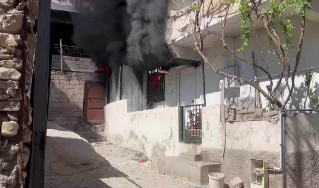 Diyarbakır'ın Çermik ilçesinde bir evde henüz bilinmeyen bir nedenle yangın